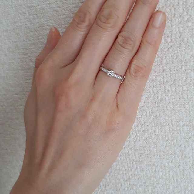 【エクセルコダイヤモンド(EXELCO DIAMOND)の口コミ】 新婦はエタニティリングを希望していました。
私は、婚約指輪は一粒大のリ…