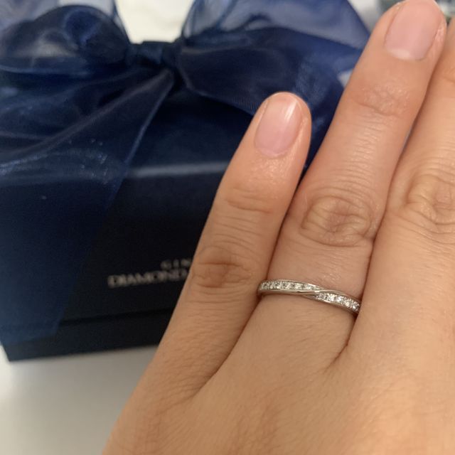 【銀座ダイヤモンドシライシの口コミ】 【デザイン】センターに入っているシルバーが他にはないデザインなところ…