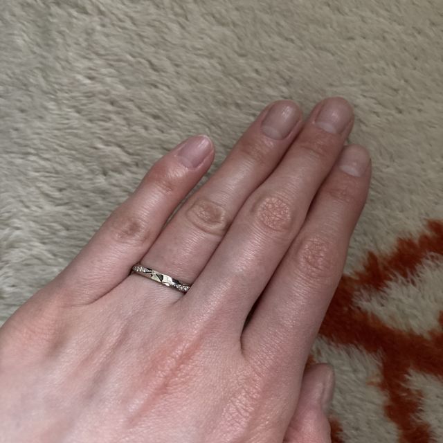 【4℃ BRIDAL(ヨンドシーブライダル)の口コミ】 ペアリングと一緒に着けられる結婚指輪を探していて、出会った形です。左…