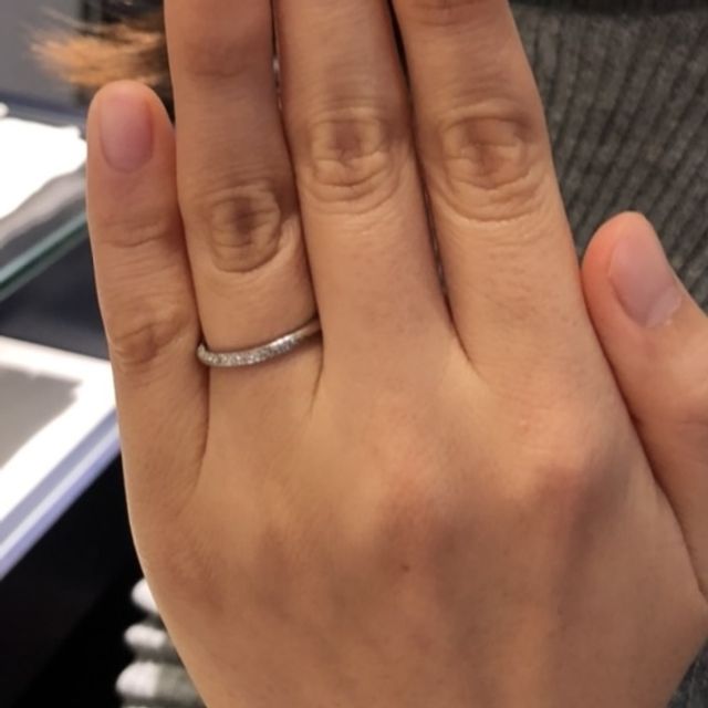 【銀座ダイヤモンドシライシの口コミ】 ダイヤがしっかりとキラキラと目立つが、リング自体がが細いので控えめな…