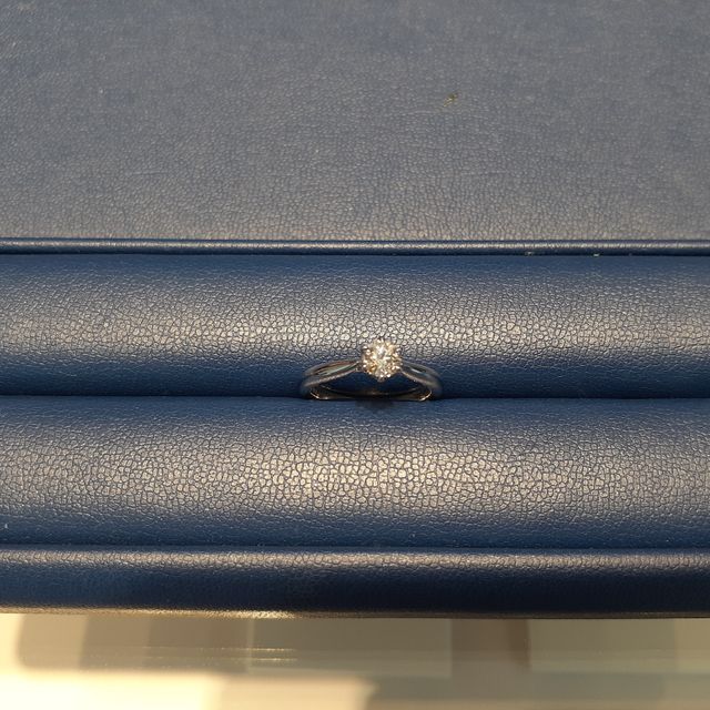 【銀座ダイヤモンドシライシの口コミ】 横から見ると百合の花のようなデザインでとてもかわいく、気に入りました…