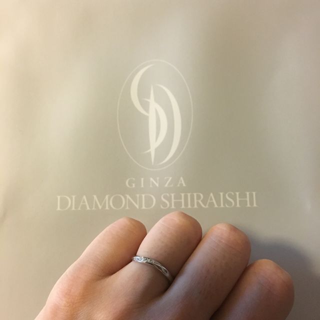 【銀座ダイヤモンドシライシの口コミ】 もともとウェーブラインの指輪を希望しており、スタッフの方が色々と出し…
