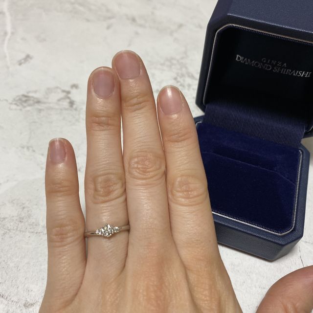 【銀座ダイヤモンドシライシの口コミ】 ダイヤモンドの輝きに惹かれました。
デザインはとても迷いましたが、スト…