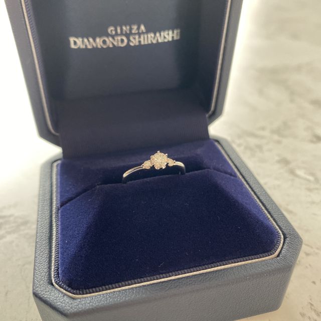 【銀座ダイヤモンドシライシの口コミ】 ダイヤモンドの輝きに惹かれました。
デザインはとても迷いましたが、スト…