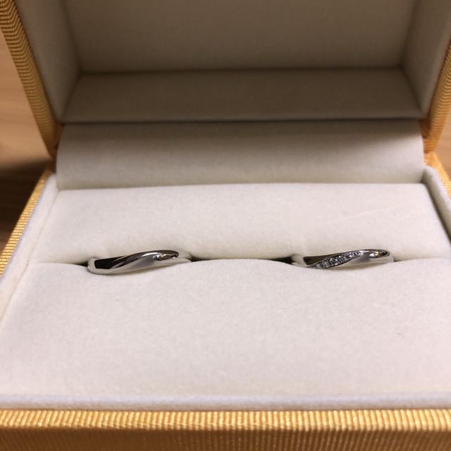 【ケイウノ ブライダル(K.UNO BRIDAL)の口コミ】 部分的に艶消しになっているデザインがかわいいなと思っていました。また…