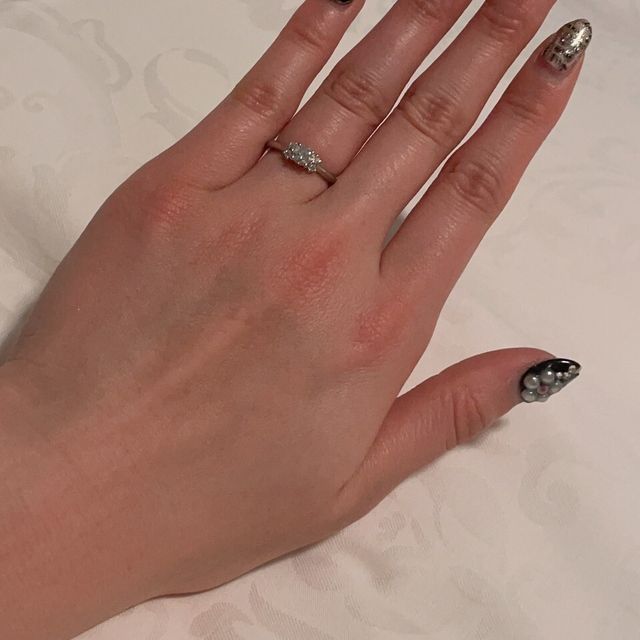 【COLANY(コラニー)の口コミ】 50年保証がでとてもいいと思いました。
指の太さが変化したりすることがあ…