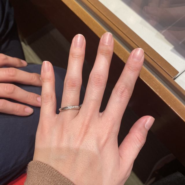 【銀座ダイヤモンドシライシの口コミ】 華奢な細いリングが多い中で少し太めのリングでした。ダイヤモンドが斜め…