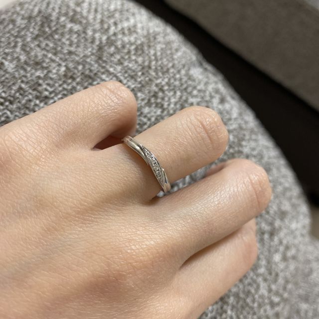【銀座ダイヤモンドシライシの口コミ】 婚約指輪と合う結婚指輪をさがしていました。
色々なお店を見て試着した結…