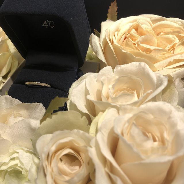 【4℃ BRIDAL(ヨンドシーブライダル)の口コミ】 シンプルかつ他にはないデザインで一目惚れでした。ダイヤモンドがふんだ…