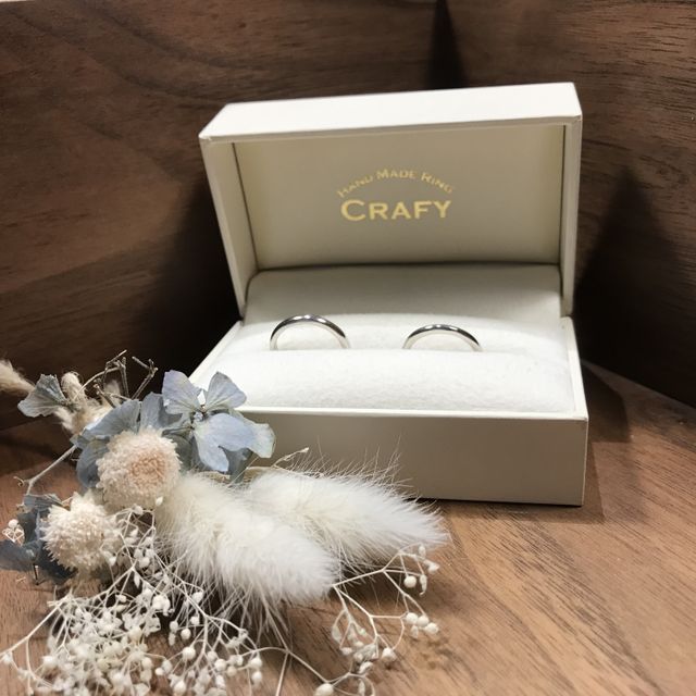 【CRAFY(クラフィ)の口コミ】 デザインはシンプルな鏡面仕上げにしました。プラチナで、重みのある感じ…