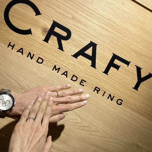 【CRAFY(クラフィ)の口コミ】 デザインはシンプルな鏡面仕上げにしました。プラチナで、重みのある感じ…