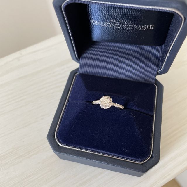 【銀座ダイヤモンドシライシの口コミ】 婚約指輪に関しては、キラキラしていて、ダイヤも大きめな指輪を探してお…