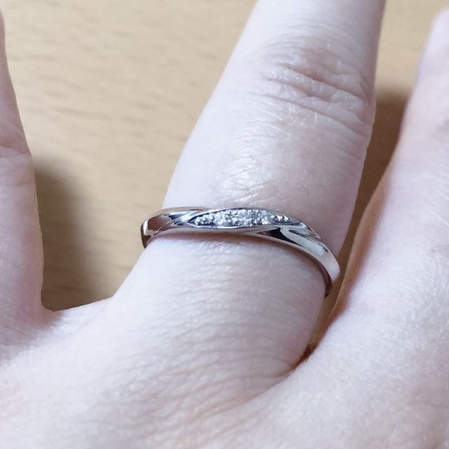 【アイプリモ(I-PRIMO)の口コミ】 結婚指輪は夫と2人で決めました。着用しても違和感がないか、シンプルなデ…