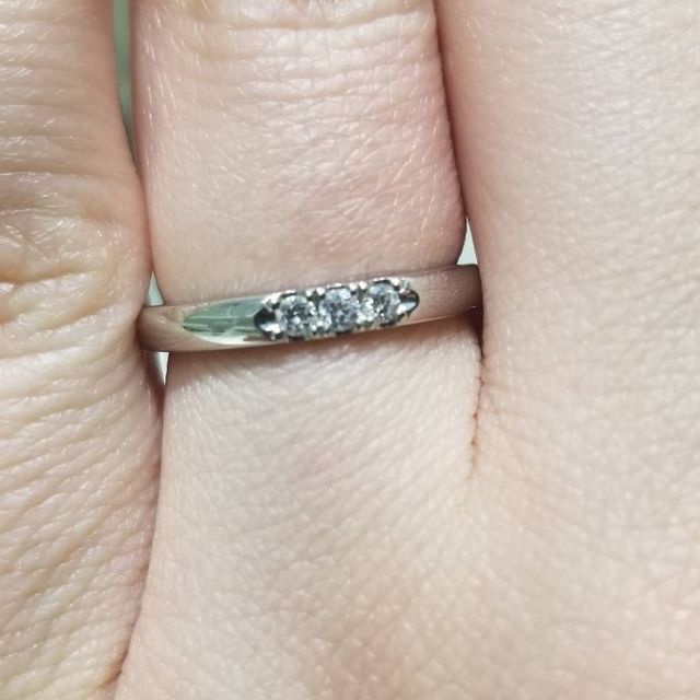 【4℃ BRIDAL(ヨンドシーブライダル)の口コミ】 ３つの石が並んだこの指輪を見た瞬間、キュンとしたのと直感でこれ好き！…
