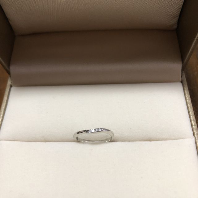 【1122 iifuufu bridal(いい夫婦ブライダル)の口コミ】 とても細くて指にはめた時に指が綺麗に見えました。プラチナの色が手をと…