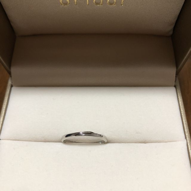 【1122 iifuufu bridal(いい夫婦ブライダル)の口コミ】 手にはめたときに違和感がなくつけることができました。ねじられているデ…