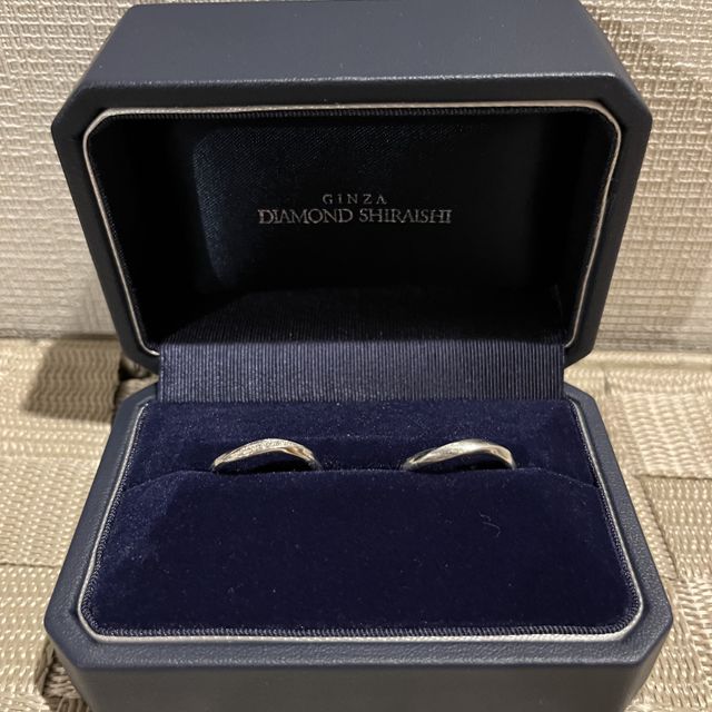 【銀座ダイヤモンドシライシの口コミ】 形が普通のリングではないところに惹かれた。
女性の指輪には小さなダイヤ…