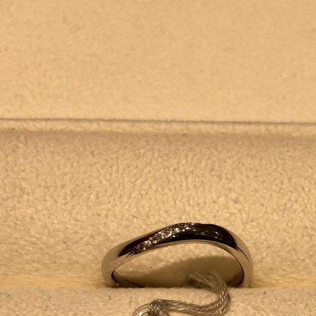 【festaria bijou SOPHIA(フェスタリア ビジュソフィア)の口コミ】 柔らかなウェーブラインのデザインで、特に気に入りました。ダイヤモンド…