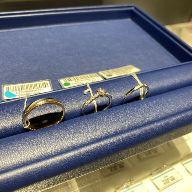 【銀座ダイヤモンドシライシの口コミ】 デザインは自分の物はシンプルに
奥さんの物は指が細いので小さめで決めま…