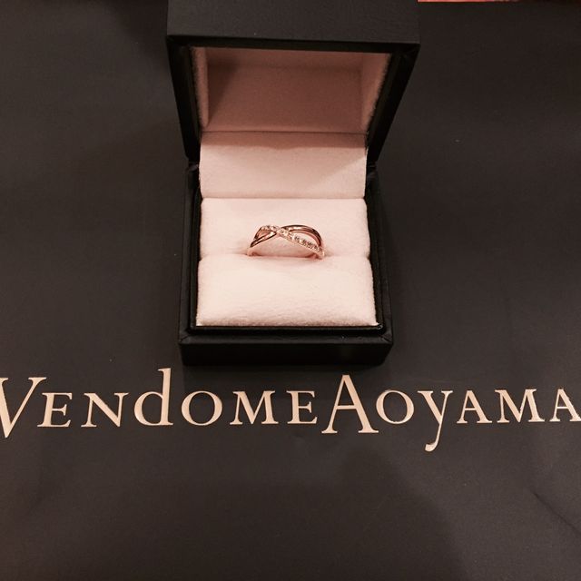 【ヴァンドーム青山(VENDOME AOYAMA)の口コミ】 華奢で女性らしいデザインを探していました。
ダイヤが入ったデザインを希…