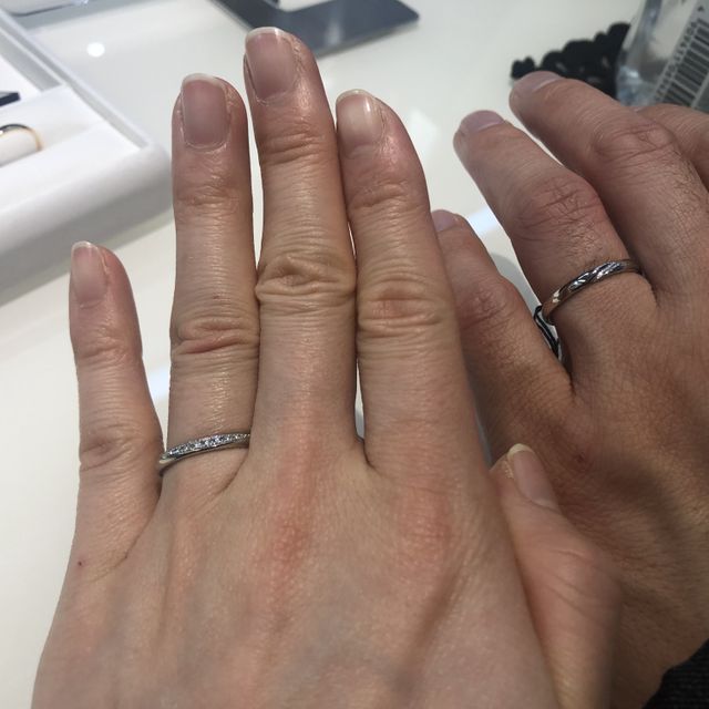 【銀座ダイヤモンドシライシの口コミ】 ダイヤがほぼ1周着いているので、どこから見てもとてもキレイに見えます。…