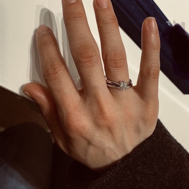 【canal4℃(カナルヨンドシー)の口コミ】 3カラットの1粒ダイヤが華やかで目にとまりました！緩やかなＶラインで指…