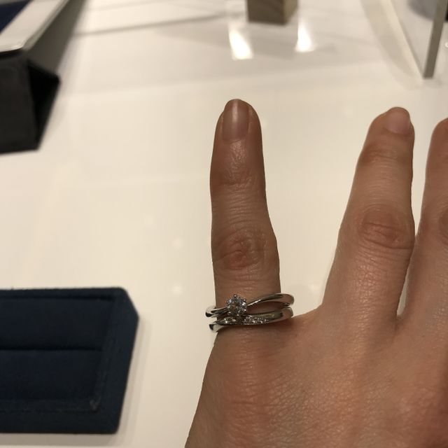 【4℃ BRIDAL(ヨンドシーブライダル)の口コミ】 緩やかなウェーブラインの指輪で、優しい印象です。華やかでも、普段使い…