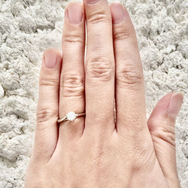 【銀座ダイヤモンドシライシの口コミ】 長く使えるようにシンプルな立て爪のデザインの希望を伝えると、種類が沢…