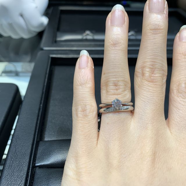 【ラザール ダイヤモンド(LAZARE DIAMOND)の口コミ】 ストレートライン、プラチナの結婚指輪を着用させていただきました。斜め…