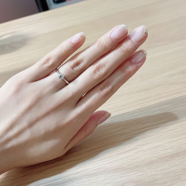 【エクセルコダイヤモンド(EXELCO DIAMOND)の口コミ】 シンプルなデザインで、婚約指輪の定番というイメージの形でした。ダイヤ…