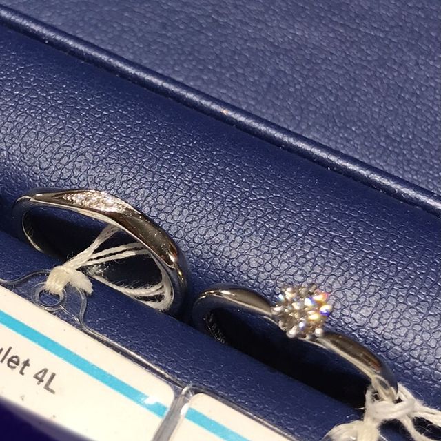 【銀座ダイヤモンドシライシの口コミ】 1粒ダイヤモンドのエンゲージリングを探していました。ゆるやかなＶライン…