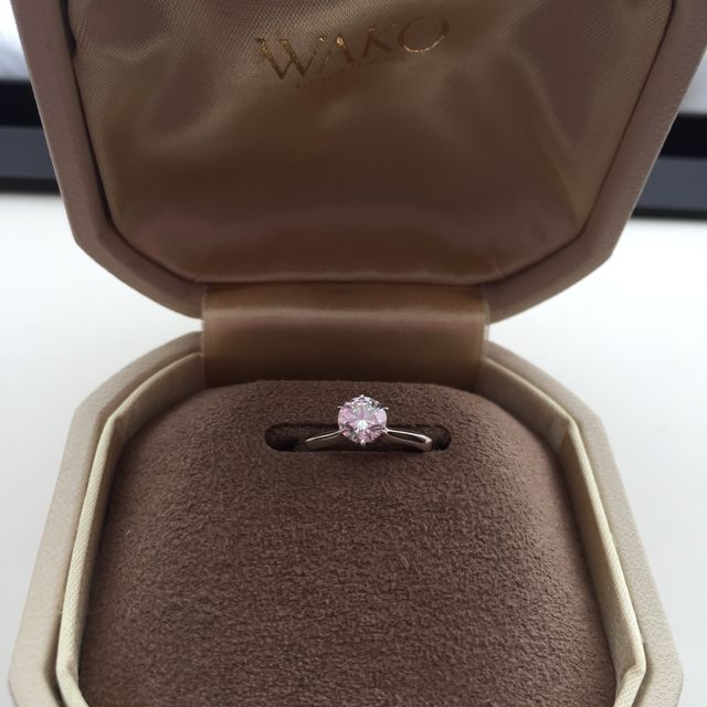 【和光ブライダルブティックギンザの口コミ】 オーソドックスな立て爪のダイヤモンド一粒のデザインに惹かれました。他…