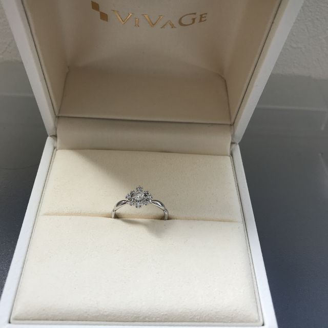 【VIVAGE(ヴィヴァージュ)の口コミ】 冬に結婚式を挙げる予定だったので、雪の結晶の様なダイヤの配置にとても…