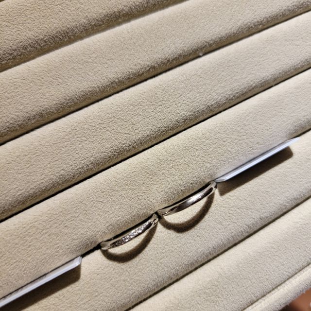 【TRECENTI(トレセンテ)の口コミ】 指輪はストレートで男性側の指輪には一部マット加工ができ
それをメンテナ…