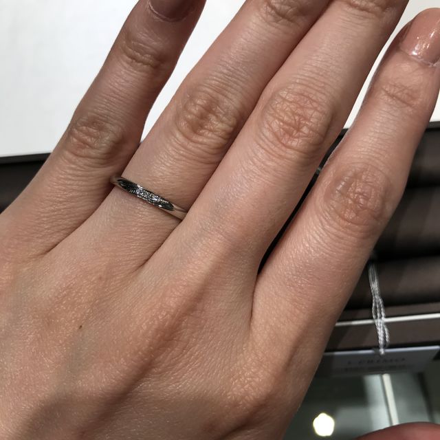 【アイプリモ(I-PRIMO)の口コミ】 流れるようなメレダイヤが斜めに入っているシンプルな指輪の中に可憐さが…