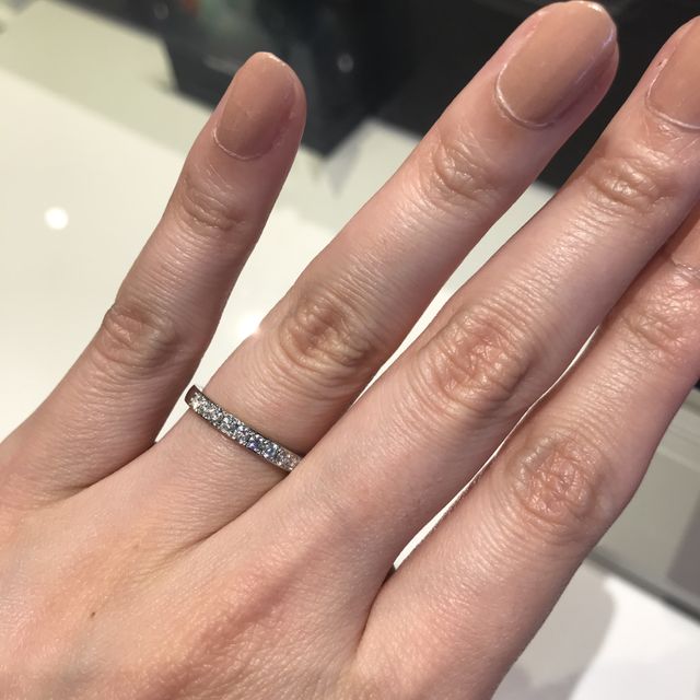 【アイプリモ(I-PRIMO)の口コミ】 憧れのハーフエタニティリングを試着しました。
レール留めなのでダイヤは…