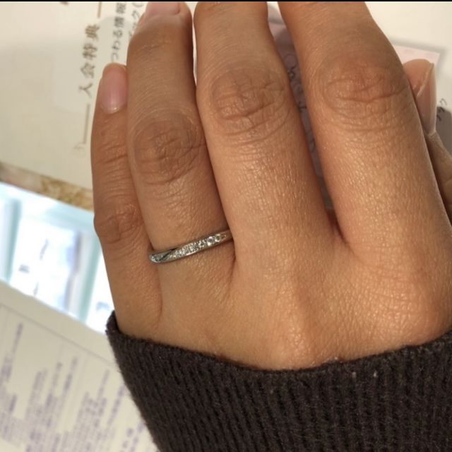 【ラザール ダイヤモンド(LAZARE DIAMOND)の口コミ】 シンプルで飽きのこないデザインだと思いました。斜めに輝きが入っている…