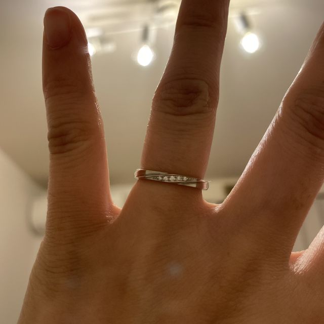 【4℃ BRIDAL(ヨンドシーブライダル)の口コミ】 シンプルなデザインで少しキラキラした指輪が欲しかったので、こちらにし…