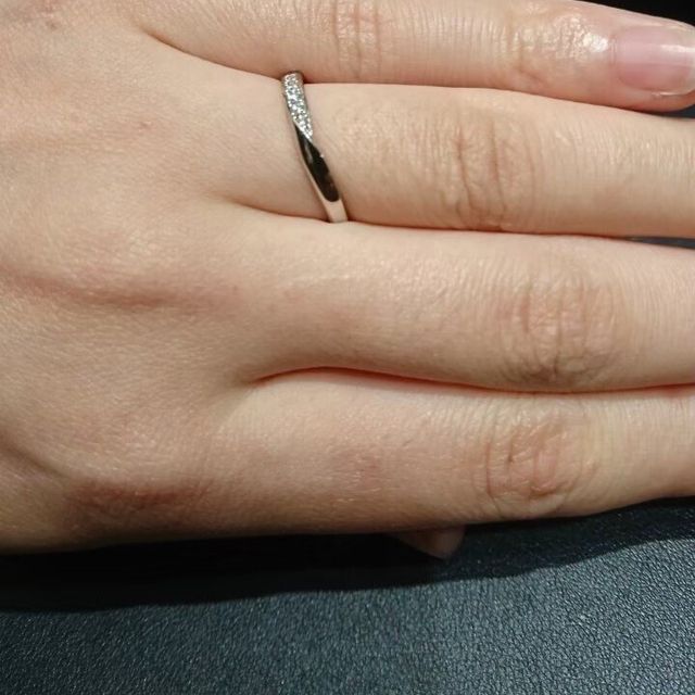 【ROYAL ASSCHER(ロイヤル・アッシャー)の口コミ】 婚約指輪も同じブランドなので重ね付けができるタイプにしました。素材は…