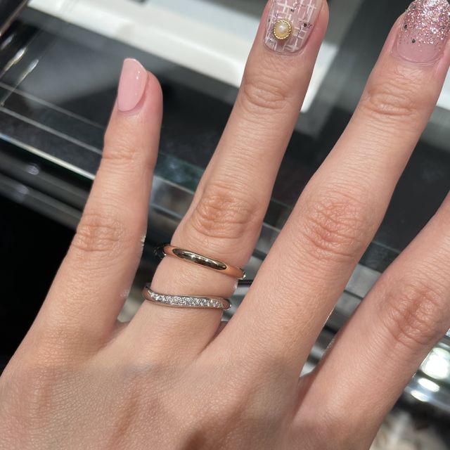 【ラザール ダイヤモンド(LAZARE DIAMOND)の口コミ】 ウェーブのお陰で、ダイアモンドが綺麗に見えて素敵なデザインでした。ピ…