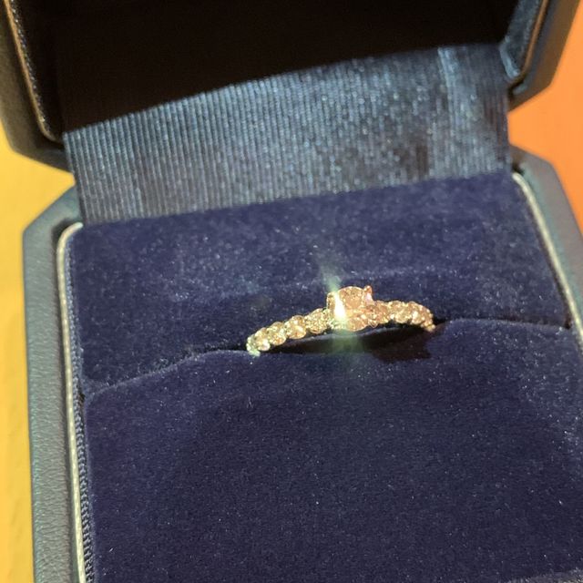 【銀座ダイヤモンドシライシの口コミ】 デザインと値段が一番納得がいったためです。他店舗でも同じようなデザイ…