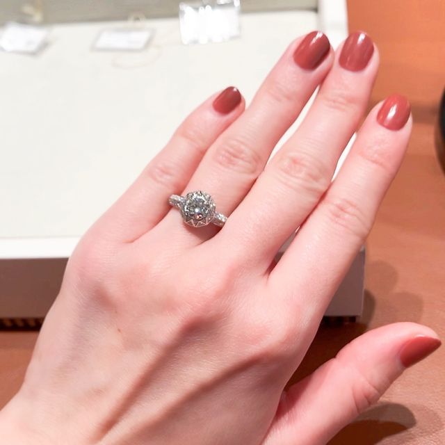 【ブシュロン(BOUCHERON)の口コミ】 発表されたばかりの新作とのことでご案内くださいました。
センターストー…