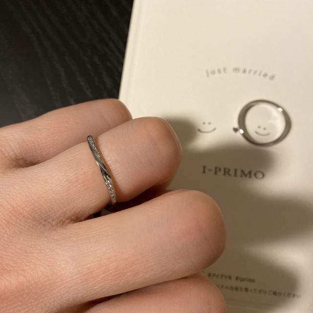 【アイプリモ(I-PRIMO)の口コミ】 小さいダイヤが真ん中ではなく左右に斜めに入っていて、シンプル過ぎず派…