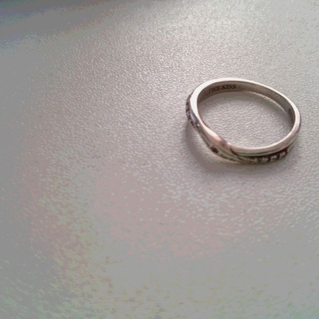 【THE KISS(ザ・キッス)の口コミ】 選びに行った際、何種類かの指輪があった。
しかし、夫婦二人して指が太く…