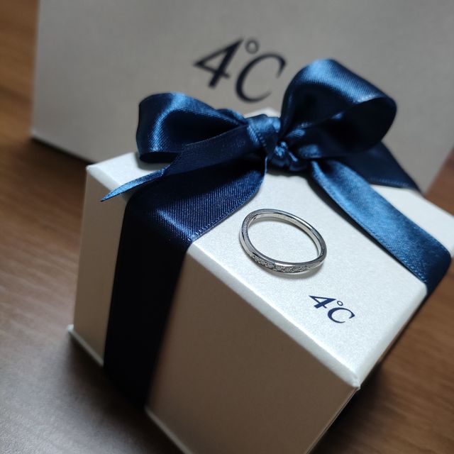 【4℃ BRIDAL(ヨンドシーブライダル)の口コミ】 滑らかなウェーブラインで、華やかな細身の指輪を探していました。特に結…