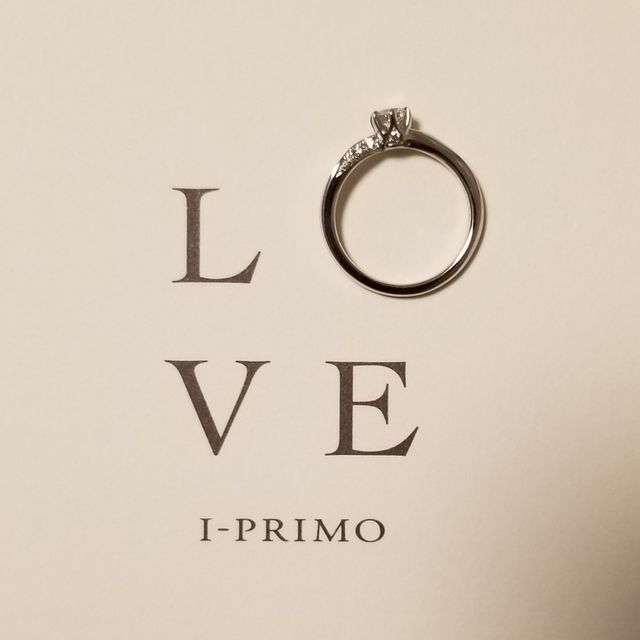 【アイプリモ(I-PRIMO)の口コミ】 【指輪のデザイン】
婚約指輪：フラネリー
一目惚れでした
ウェーブで、両…