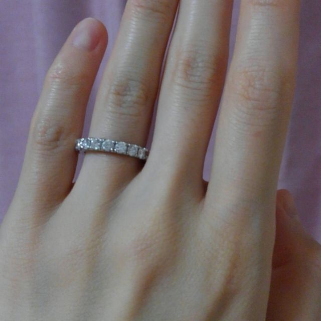 【ROYAL ASSCHER(ロイヤル・アッシャー)の口コミ】 ケースの中で他の指輪よりも光輝いていてこれに決めました。実は若い頃か…