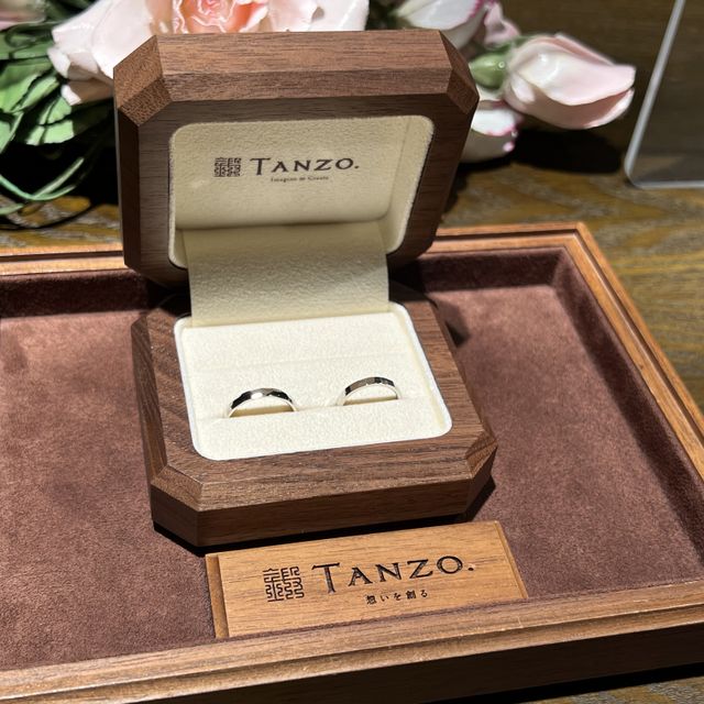 【TANZO.(鍛造指輪)の口コミ】 自分で細かくデザインを決められる点と着け心地の良さで選びました。デザ…