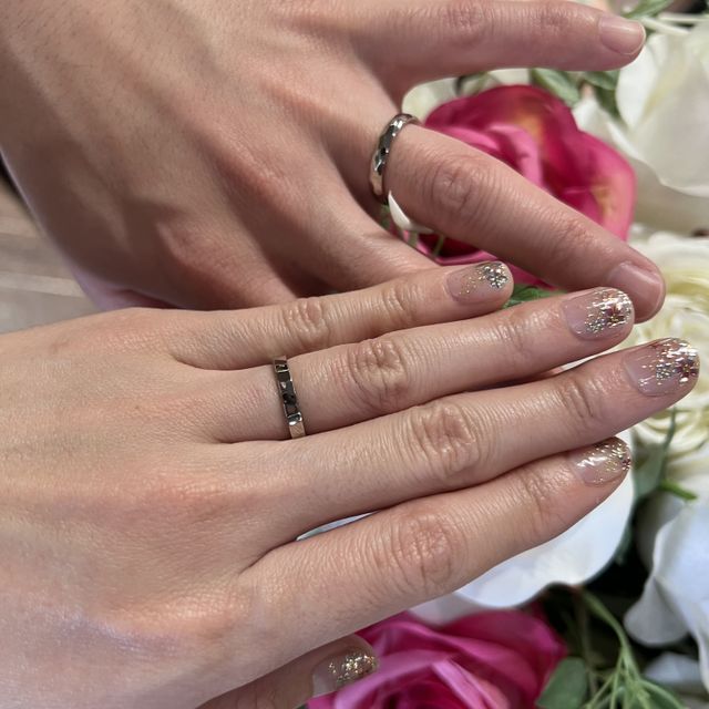 【TANZO.(鍛造指輪)の口コミ】 自分で細かくデザインを決められる点と着け心地の良さで選びました。デザ…