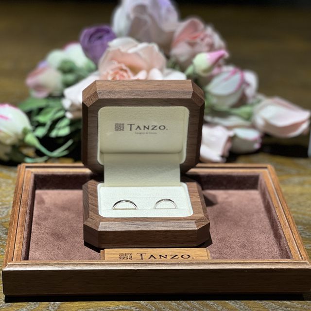 【TANZO.(鍛造指輪)の口コミ】 自分で細かくデザインを決められる点と着け心地の良さで選びました。デザ…